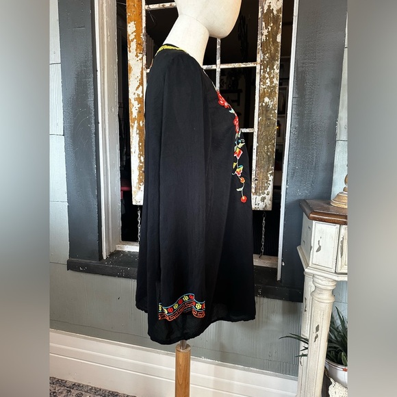 Johnny Was Black Floral Embroidered Blouse Suko V-neck Size 1X / XXL - Picture 7 of 11